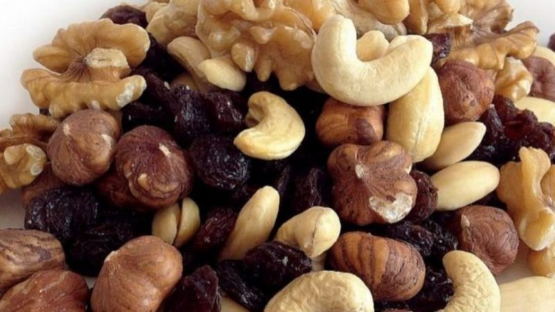 El beneficio desconocido de comer frutos secos sin pelar 1 Merca2.es tostar frutos secos en casa 1280x720 1 Merca2.es