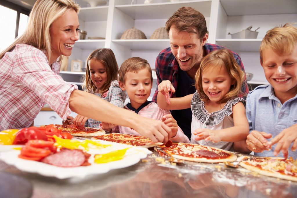 hacer pizzas en familia 