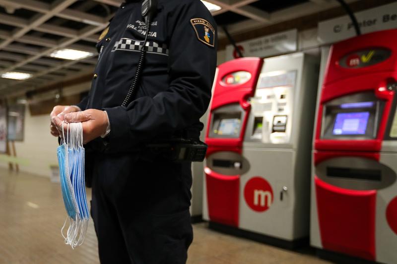 El Gobierno repartirá 6 millones de mascarillas desde el lunes en los nodos de transporte