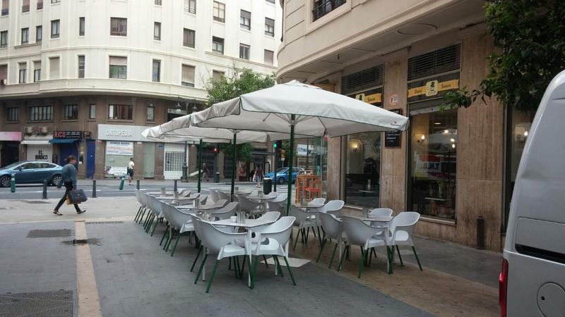 Valencia elimina la tasa de mesas para ayudar a la hostelería