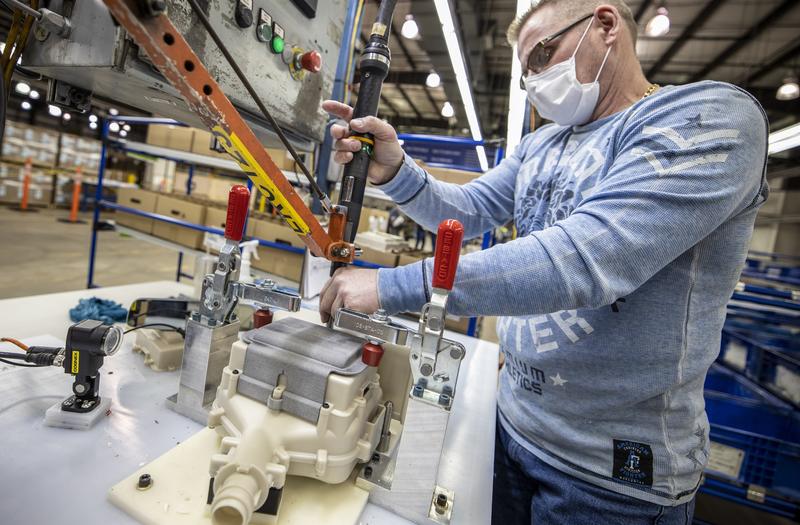 Ford producirá 500.000 batas para Nueva Jersey, tras entregar los primeros respiradores