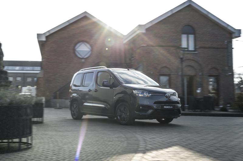 Toyota lanza el Proace City, su primer modelo fabricado en España, con hasta 130 caballos
