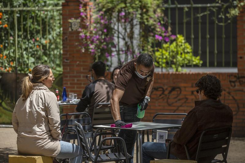 Reabren 1.000 bares en Sevilla y los hosteleros piden responsabilidad