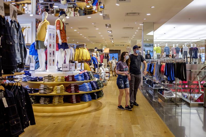 Uniqlo reabre con aforo y horario reducidos y probadores cerrados