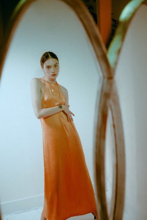 Vestidos largos de Pull &Bear, Mango y Zara para citas elegantes 8 Merca2.es vestido satinado zara