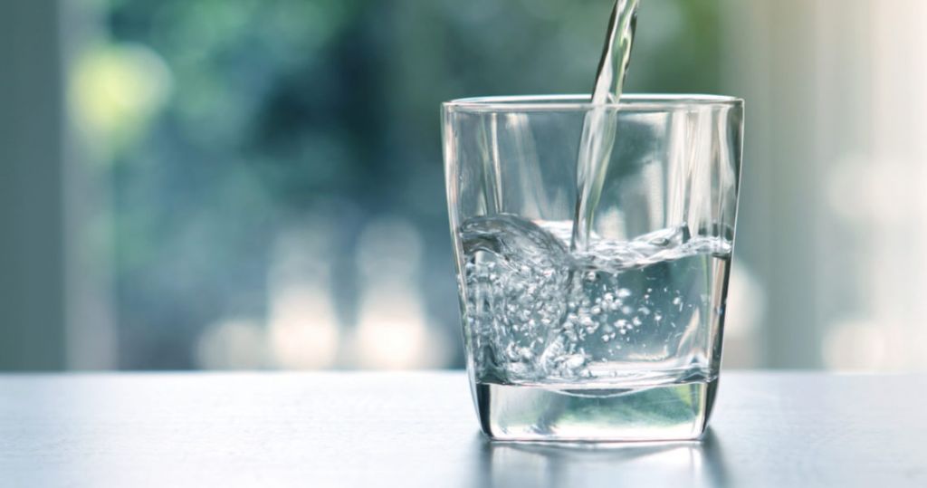 3 razones para beber agua antes de acostarte, y 3 para no hacerlo