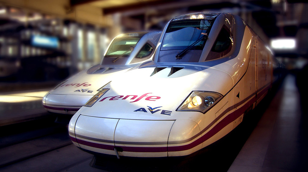 Renfe amplía a diez años el contrato para operar en el AVE