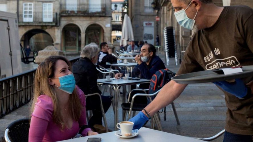 ¿Qué se puede hacer y qué no en un bar? ¿Hay que llevar mascarilla en las terrazas?