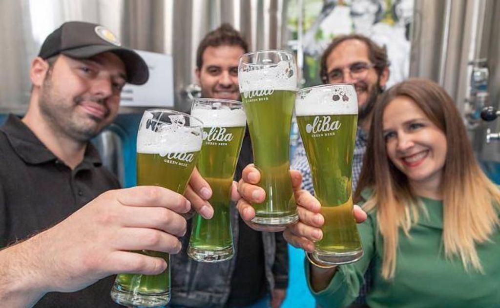 Así es (y sabe) la cerveza ‘verde de oliva’ de aceitunas