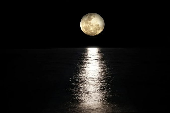 Luna sobre el mar