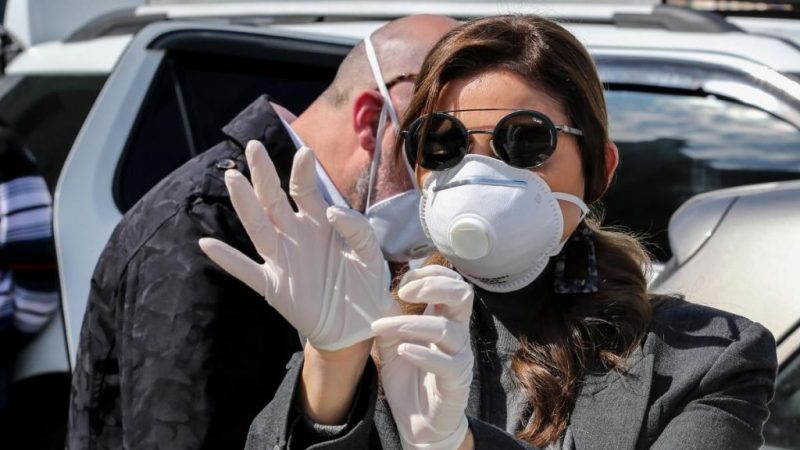 Trucos efectivos para no tocarte la cara y librarte del coronavirus 38 Merca2.es mascarilla-y-guantes