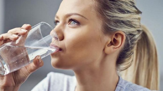 mujer bebiendo agua