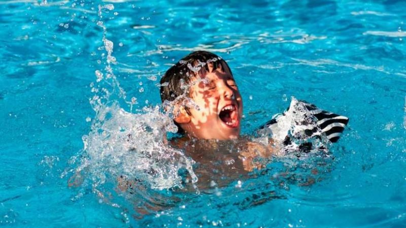 niño-piscina