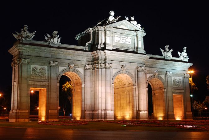 puerta alcala noche