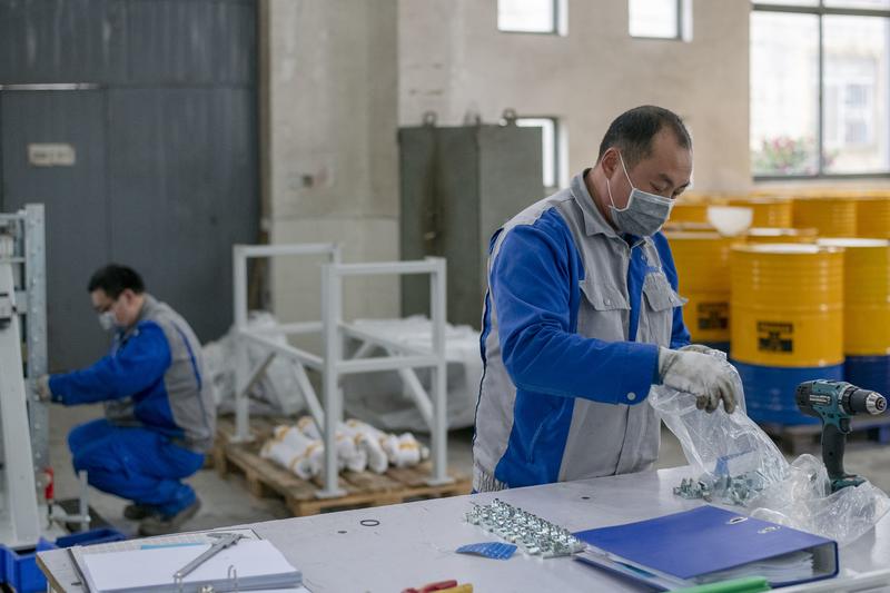 La actividad en China crece por primera vez desde enero, según PMI