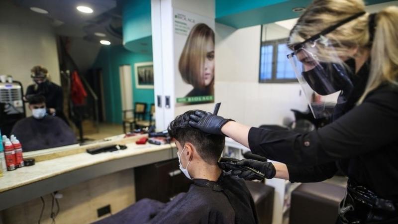 El 87,6% de las peluquerías trabaja por debajo del 50% de su capacidad