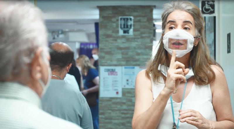 Iberdrola entrega las primeras mil mascarillas adaptadas para personas sordas