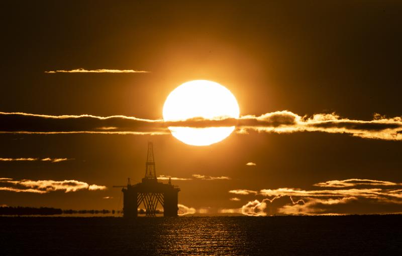El petróleo cotiza al alza tras el acuerdo de la OPEP+ para prorrogar los recortes hasta julio