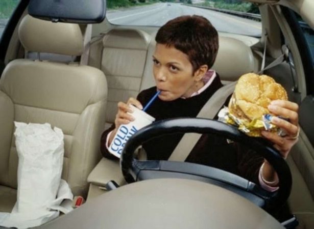 comer al volante multas