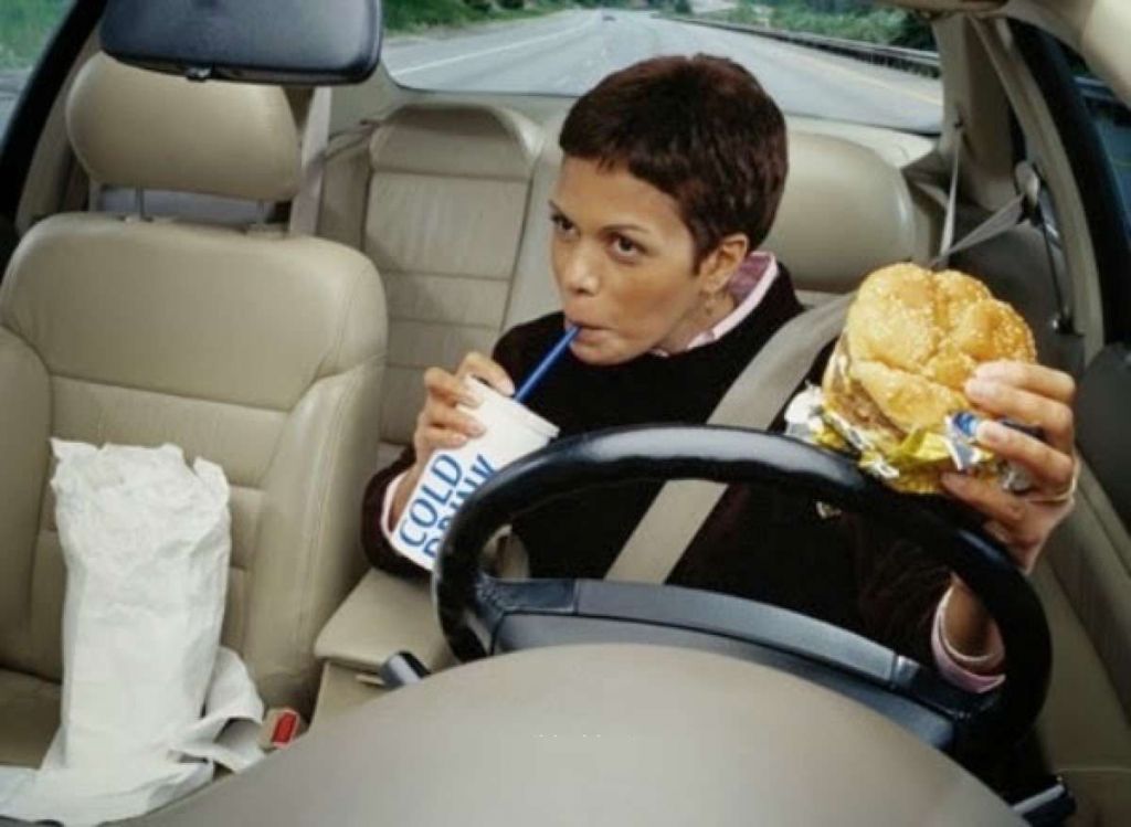 comer al volante multas