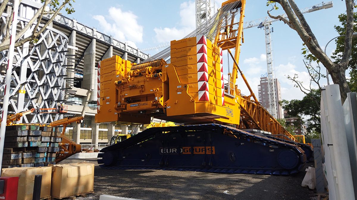 Fcc Aparca Cuatro Gigantescas Gruas Para Levantar La Cubierta Del Bernabeu