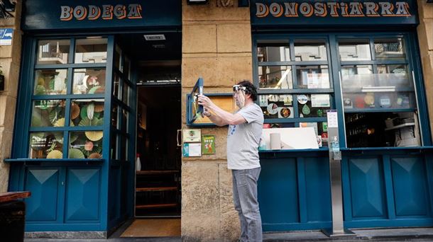 Qué debes hacer para no contagiarte de Covid-19 en un bar