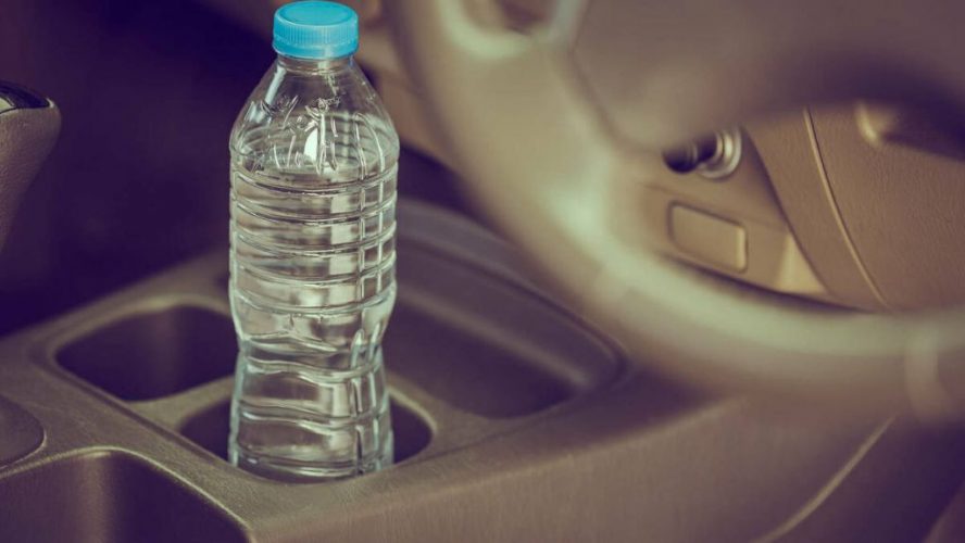 botellas de agua coche