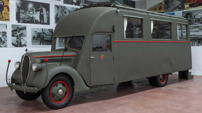 El coche siniestrado de Aznar y otros icónicos coches de Desguaces La Torre 26 Merca2.es luismi rodriguez subasta el de aznar y otros coches