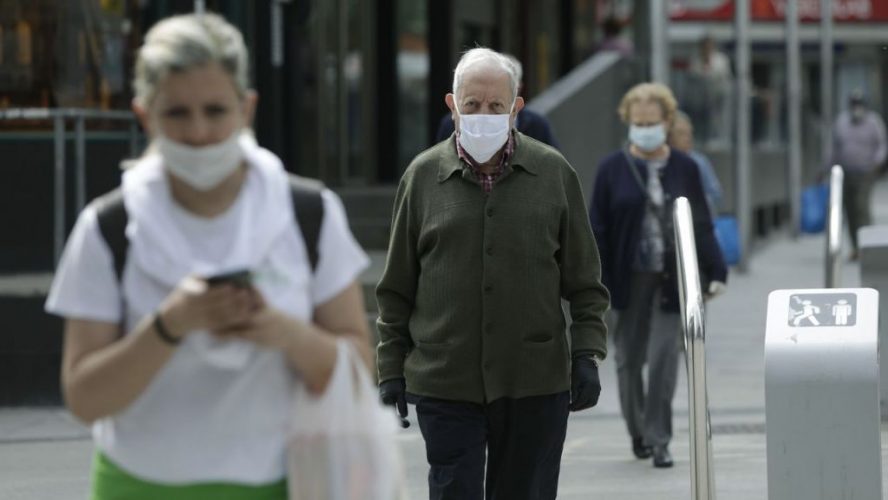 Qué debes hacer (y qué no) con tu mascarilla cuando te la quitas