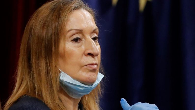 Qué debes hacer (y qué no) con tu mascarilla cuando te la quitas 2 Merca2.es mascarilla bufanda