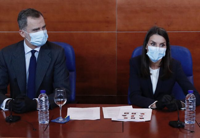 Letizia Ortiz y Felipe VI con mascarilla y guantes