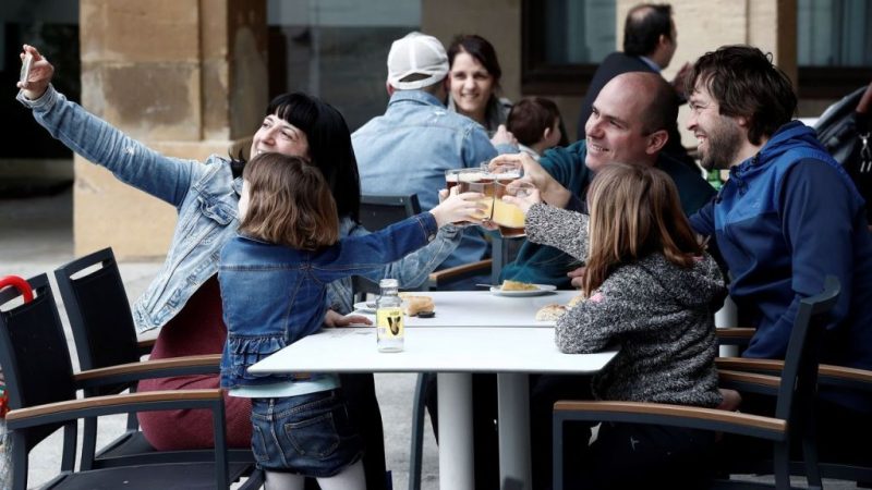 ¿Es peligroso compartir una tapa en un bar o terraza? Esto dicen expertos 7 Merca2.es selfie terrazas Merca2.es