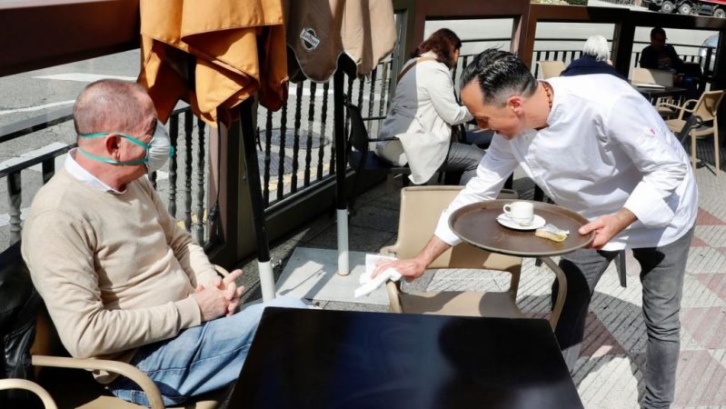 ¿Es peligroso compartir una tapa en un bar o terraza? Esto dicen expertos 5 Merca2.es terraza tapa café