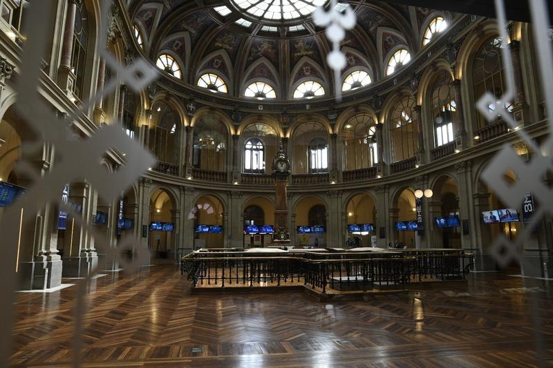 La banca pierde un 40% de su valor bursátil durante el primer semestre