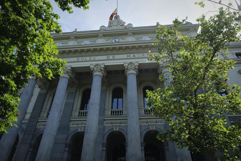 El Ibex cierra casi plano aferrado a los 7.200 puntos