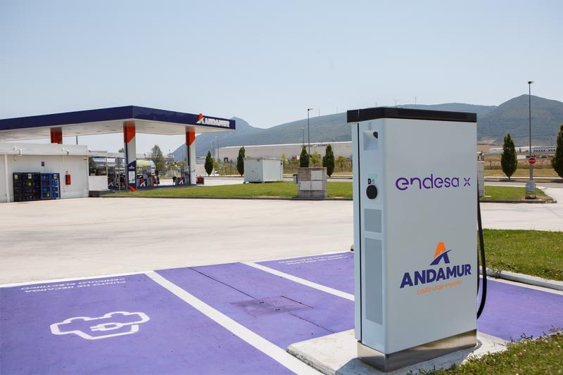 Endesa arranca sus primeros cargadores rápidos en las estaciones de servicio de Andamur