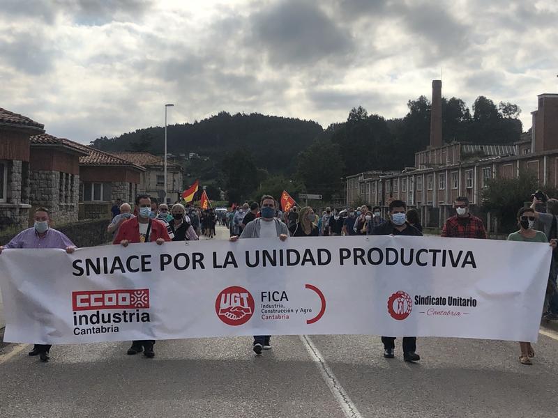 Trabajadores de Sniace acuden a una manifestacción por la unidad productiva