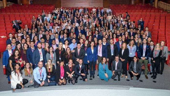 Ana Botín, presidenta de Banco Santander, durante uno de los encuentros con los participantes del programa de talento joven Young Leaders que desarrolla el banco.