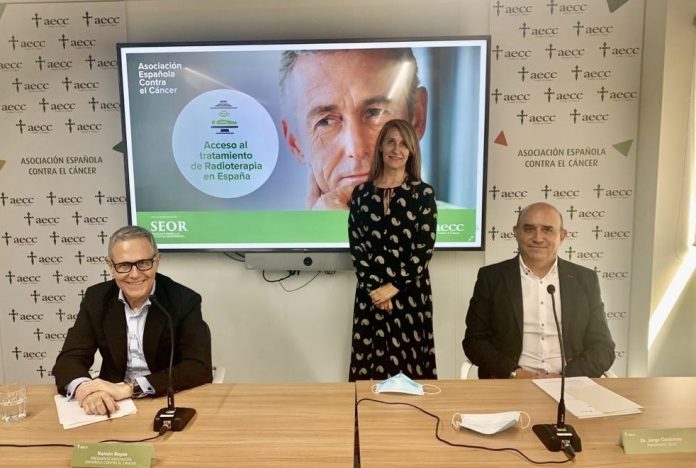 Ramon Reyes, Presidente de AECC, doctora Aurora Rodríguez, Secretaria General de SEOR y Jefa de la Unidad de Oncología Radioterápica del Hospital Ruber Internacional y doctor Jorge Contreras, Presidente de SEOR.jpg