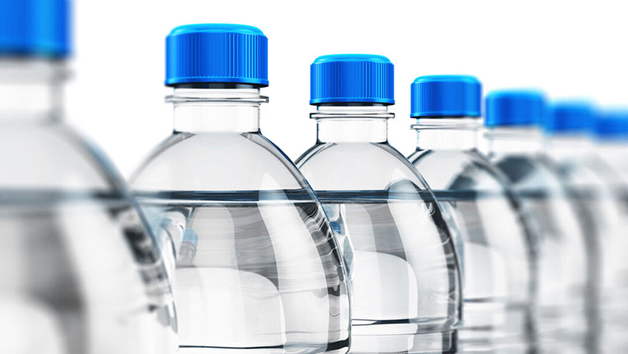¿Cuánto ganan Coca-Cola o Pepsi por cada botella de agua?
