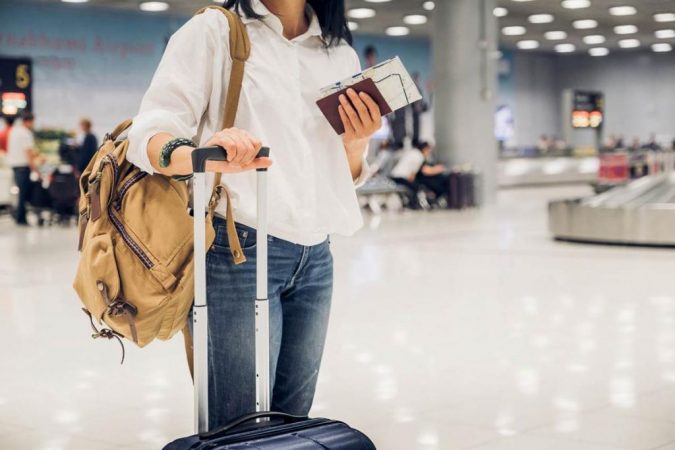 chica maleta pasaporte aeropuerto Merca2.es