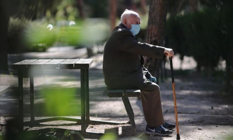 segea53358169 anciano con mascarilla descansa parque calero e200508181557 1588954718861 Merca2.es