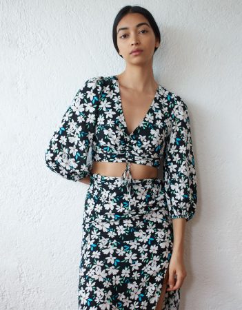 Conoce la colección de sets de Bershka para conjuntar todo tu look 22 Merca2.es Conjunto flores blusa y falda Bershka