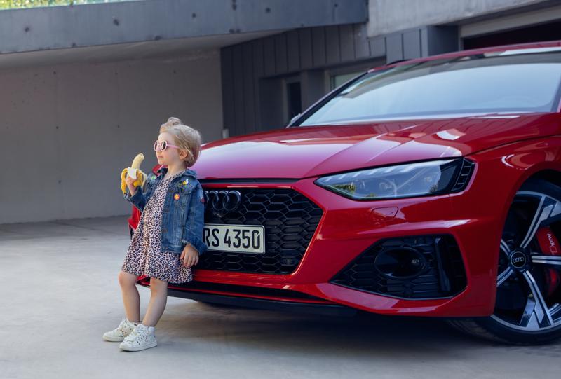 Audi se disculpa por una imagen publicitaria «insensible» de una niña apoyada en un coche