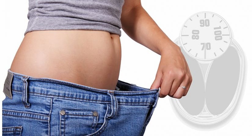 chica tirándose del pantalón, metabolismo, adelgazar