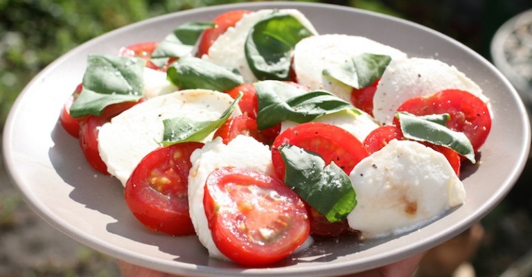 Ensalada caprese de tomate y mozzarella con albahaca para cuidar la dieta 