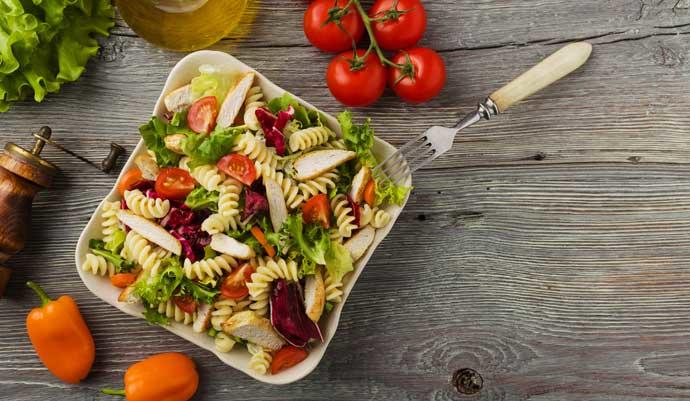 Aprende a hacer una ensalada de pasta de chef con pistachos y confit