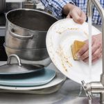¿Lavar los platos a mano o en el lavavajillas? ¿Cómo ahorramos más?