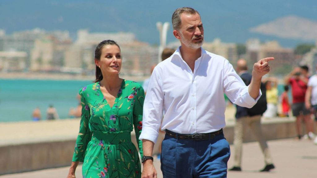 Prendas fetiche los-reyes-en-mallorca-los-aliados-en-la-sombra-de-felipe-y-letizia-en-la-isla