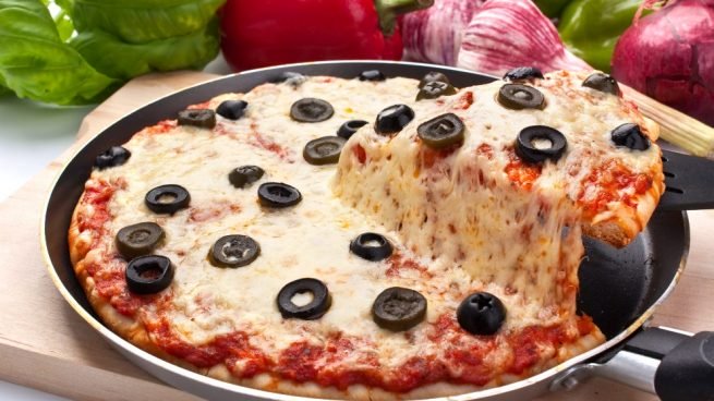 Cómo hacer una pizza exprés a la sartén que no engorda ni un gramo